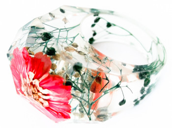 Prsten s červeným květem a zelenými stonky
