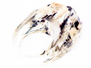 Prsten s tmavě fialovými a bílými květy