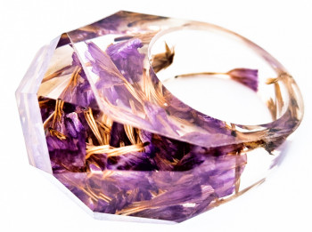 Prsten s fialovými kvítky