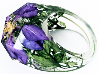 Prsten s květem fialky a zelenými lístky